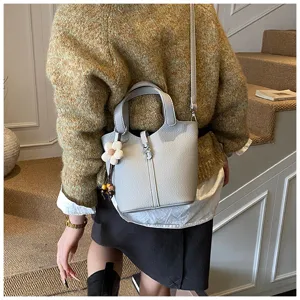 Graue Leder Eimer Tasche für Damen, stilvolle minimalistische Schulter- und Umhängetasche.