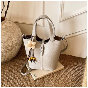 Graue Leder Eimer Tasche mit Blumenanhänger, elegante Vintage Henkeltasche und Umhängetasche.