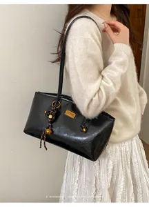 Bolso de hombro vintage negro chic para mujer, elegante bolso bajo el brazo con metal.