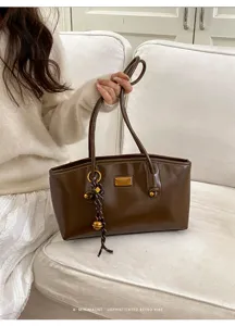 Bolso de hombro retro marron para mujer, elegante bolso minimalista con abalorio metalico.