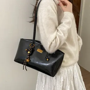 Bolso de hombro retro negro brillante para mujer, gran capacidad versátil para uso diario.