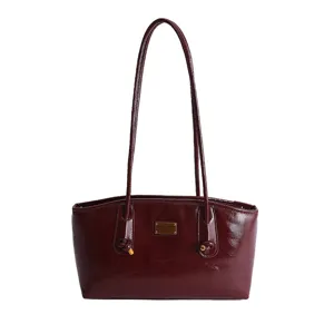 Bolso de hombro para mujer de charol burdeos, diseño retro chic y elegante.