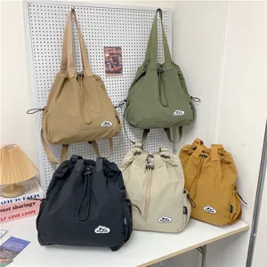 Descubre la nueva mochila plisada de moda para mujer 2025, ligera y casual con cordón ajustable.