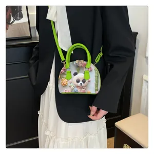 Détail du sac à bandoulière coquillage vert avec panda au crochet et applications florales.
