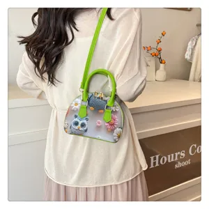 Vue détaillée du sac bandoulière tendance avec jolie chouette crochetée et décor floral.