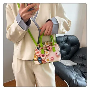 Vue détaillée du magnifique sac avec broderie florale 3D et une finition exquise.