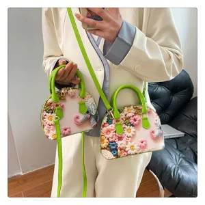 Joli sac bandoulière crocheté fleurs 3D, sac à main tendance avec poignées colorées.