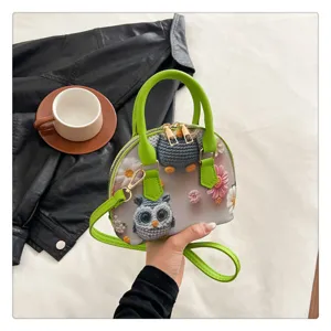 Sac à bandoulière hibou au crochet élégant avec poignée verte et superbes détails floraux.