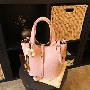Schicke rosa Kunstleder Eimer Tasche mit Griff und Anhänger Damen Pendler Hauptansicht Stil