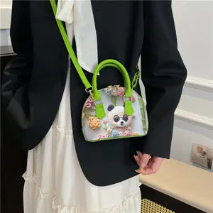 Joli sac bandoulière panda au crochet, sac à main rétro tendance avec poignée verte contrastée.