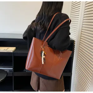 Elegante braune PU Leder Umhängetasche mit Perlenanhänger, ideale Damen Alltag Tasche für Arbeit.