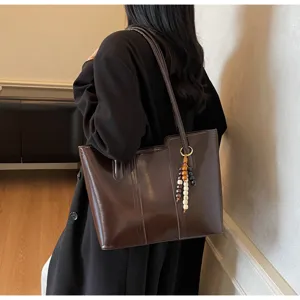 Schicke einfarbige Schultertasche für Damen, stilvolle Pendler-Handtasche für den Alltag.