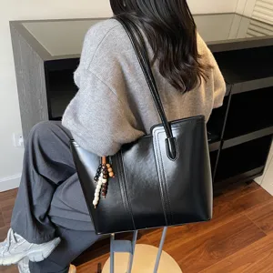Damen schwarze Schulter-Tragetasche minimalistische lässige PU Leder Handtasche mit Perlen