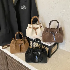 Trendy leopard print bucket bag for women, versatile retro handbag and stylish shoulder bag.
