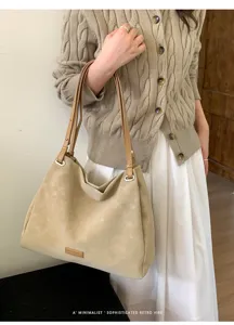 Detailed view of casual matte solid color tote bag, stylish shoulder bag for daily commuting.