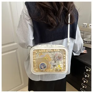 Gedetailleerd overzicht van de witte PU transparante itatas met kanten en anime badges.