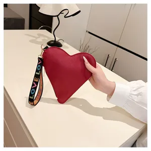 Porte-monnaie rouge en forme de cœur et pochette tendance avec sangle de poignet colorée.
