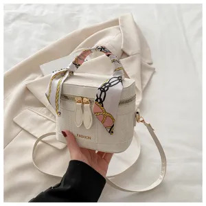 Elegante bolso neceser blanco con asa de pañuelo y correa para mujer, diseño moderno.