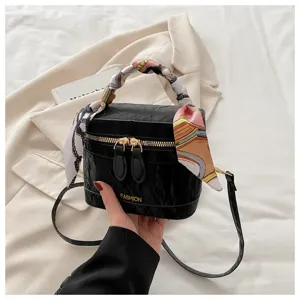 Elegante bolso tipo cubo negro con pañuelo de seda colorido, diseño moderno para mujeres.