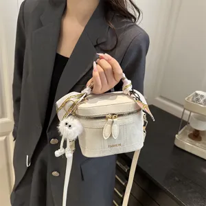 Bolso Cubo de Cuero PU de Moda para Mujer Bolso Cruzado Pequeño Vintage Con Pañuelo de Seda Y Colgante de Peluche Bolso Casual