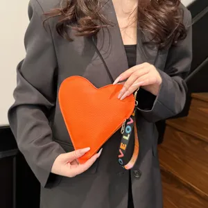 Porte-monnaie orange en forme de cœur avec dragonne, pochette tendance pour femme.