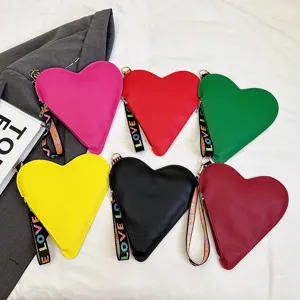 Porte-monnaie tendance en forme de cœur pour femme, mignon sac de poignet pour l'été.
