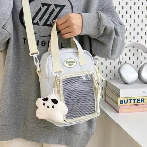 Bolso bandolera estilo japonés para mujer de lona con bolsillo de red y bonito colgante de peluche.