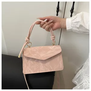 Moderne roze retro schoudertas voor dames, stijlvolle zomertas met een unieke gekreukelde textuur.