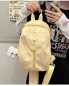 Gelber kleiner Stoff-Rucksack Detail, süßes Bären-Muster, tägliche Schulter-Umhängetasche.