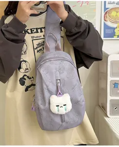Koreanischer lila Canvas-Brustbeutel mit niedlichem Plueschanhaenger laessige Umhaengetasche