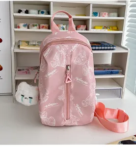 Rosa süße Bär Print Umhängetasche mit Plüschanhänger lässige tägliche Brusttasche für Frauen