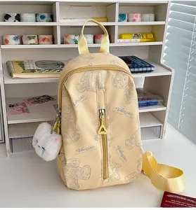 Gelbe Canvas-Umhängetasche mit süßem Teddybär-Druck, lässiger, stylischer Brusttasche.
