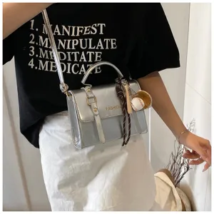 Bolso cruzado metálico plateado elegante con colgante de béisbol para mujer diario.