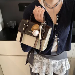 Bolso de mano vintage bicolor para mujer, elegante bolso de hombro con dijes de béisbol.