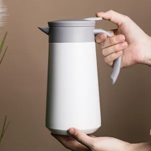 Cafetière isotherme compacte en acier inoxydable, gourde isolante moderne pour maison.