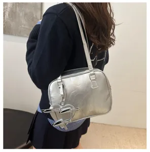 Bolso de hombro plateado vista detallada, bolso elegante con colgante, diseño moderno.