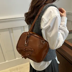 Bolso de hombro de cuero PU marrón para mujer, bolso de axila de estilo universitario de moda.
