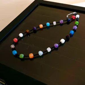 Vue détaillée de collier de perles en cristal coloré, bijoux de chaîne de clavicule.