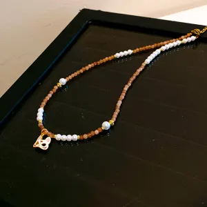 Élégante collier de masque de renard chinois avec perles brunes et blanches pour femmes.