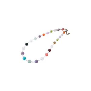 Collier ras du cou en perles multicolores et facettées avec fermoir métallique.
