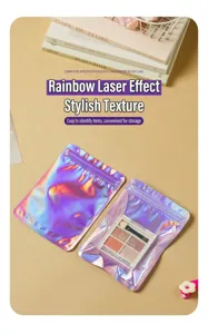 Nahaufnahme von holografischen Laser-Druckverschlussbeuteln mit Regenbogeneffekt für Kosmetik.