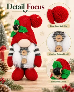 Dettagli ravvicinati dello gnomo di Natale in maglia con cappello a pompon e bottoni