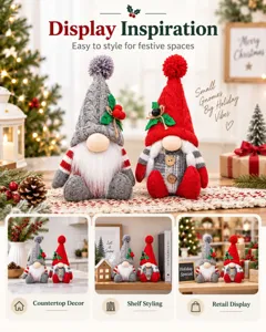 Set di gnomi natalizi di peluche esposti in scenari festivi di banconi e scaffali