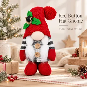 Primo piano di uno gnomo di peluche natalizio con cappello rosso e decorazioni