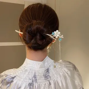 Elegante bastoncino per capelli con nappa di fiori vintage, dettaglio forcina di perle.
