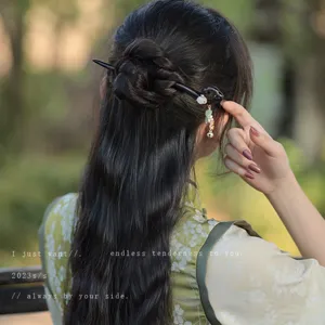 Spilla per capelli in legno vintage con nappa di coniglio di giada per acconciature.