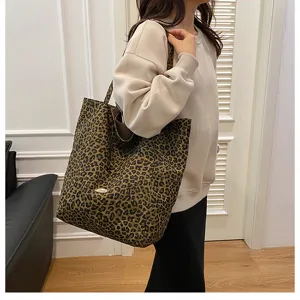 Leopard print casual tote bag detailed view, large capacity shoulder bag for women daily use.