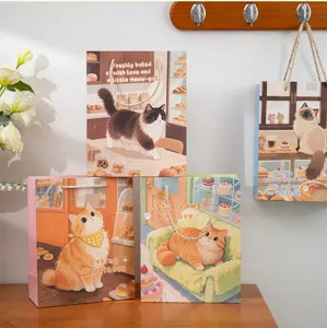 Sacs cadeaux en papier avec chat mignon et poignées, parfaits pour les cadeaux d'anniversaire.