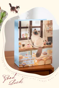 Détail du sac cadeau chat mignon de dessin animé avec illustration de chat ragdoll.