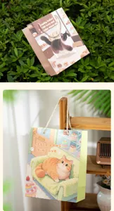 Joli sac cadeau en papier motif chat mignon avec poignées pour cadeaux d'anniversaire.